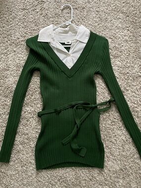 Lee Women's Dark Green Ribbed V-Neck Sweater with Self Tie Belt